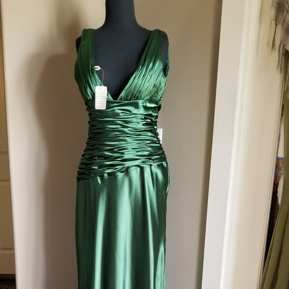 Private label emerald gown dress 12 - Picture 5 of 8